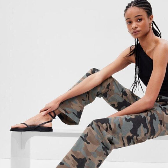 GAP Pants - 😍 NWT 😍 Gap Mid Rise Loose Khaki Cargo Pants, Camouflage, Size 4